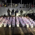 Autoriades propinan golpe al narcotráfico: intervienen lancha, dos hombres y 389 paquetes de presunta cocaína