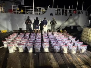 Autoriades propinan golpe al narcotráfico: intervienen lancha, dos hombres y 389 paquetes de presunta cocaína