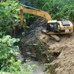 Alcaldía SDN continúa saneamiento en la cañada de la Urbanización Máximo Gómez