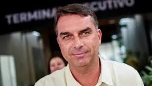 Flávio Bolsonaro, quien hace dos días pudo haber sido presidente de Brasil se fuga a EE.UU.